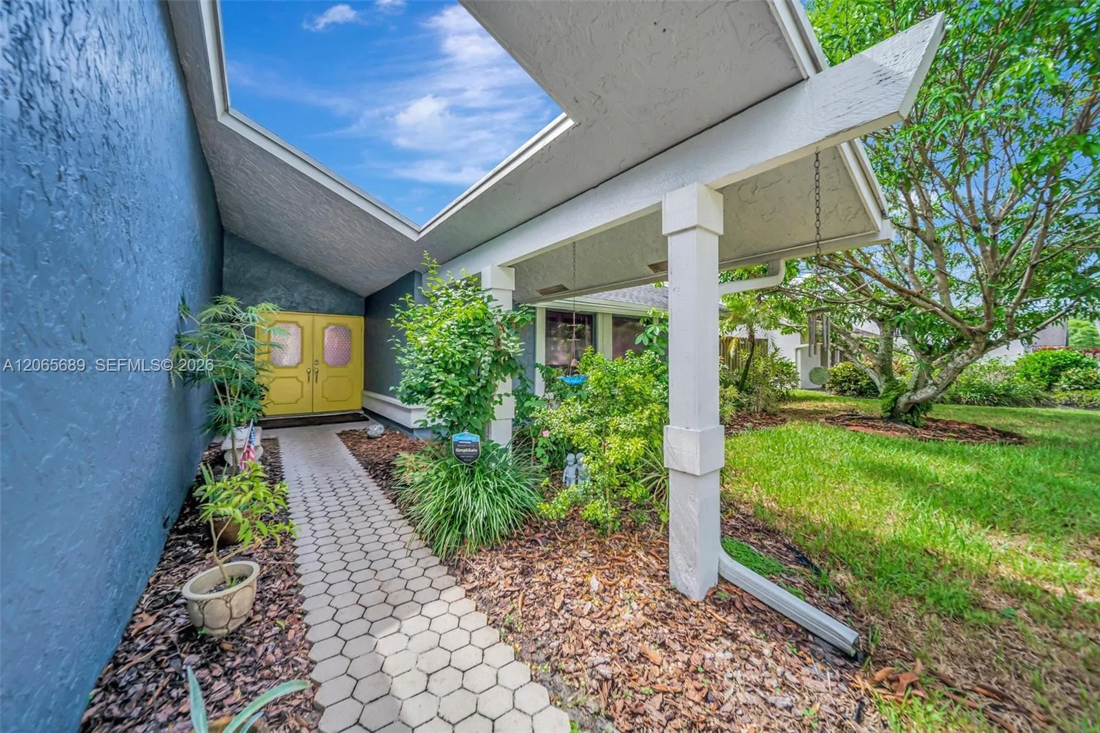 Foto de propiedad en 620 E Plantation Circle, Plantation, FL 33324 Plantation con MLS# 