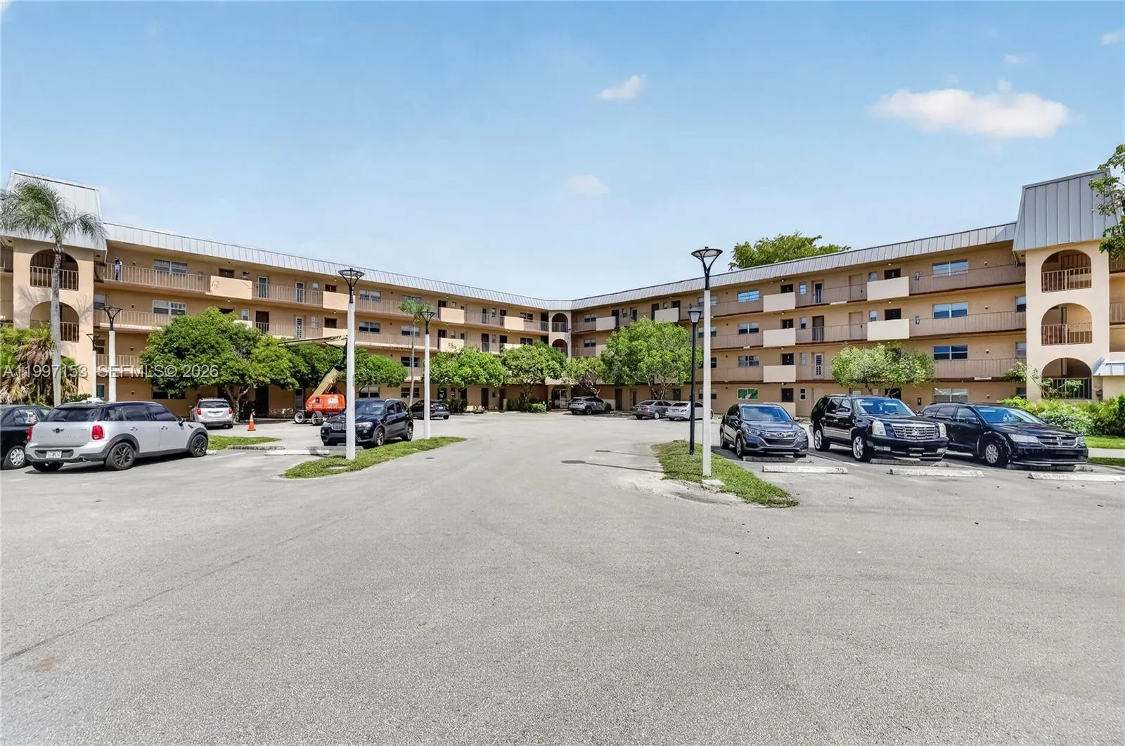 Foto de propiedad en 6201 N Falls Cir Drive 207, Lauderhill, FL 33319 Lauderhill con MLS# 
