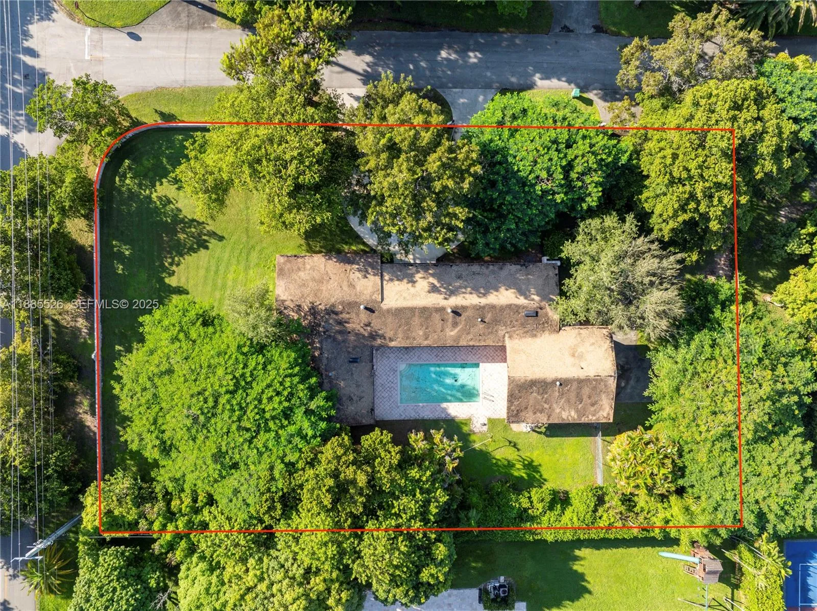 Foto de propiedad en 6201 SW 114th Street, Pinecrest, FL 33156 Pinecrest con MLS# 