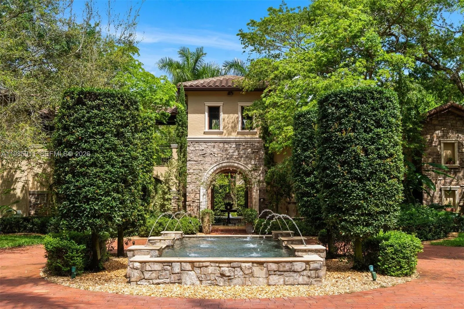 Foto de propiedad en 6201 SW 96th Street, Pinecrest, FL 33156 Pinecrest con MLS# 