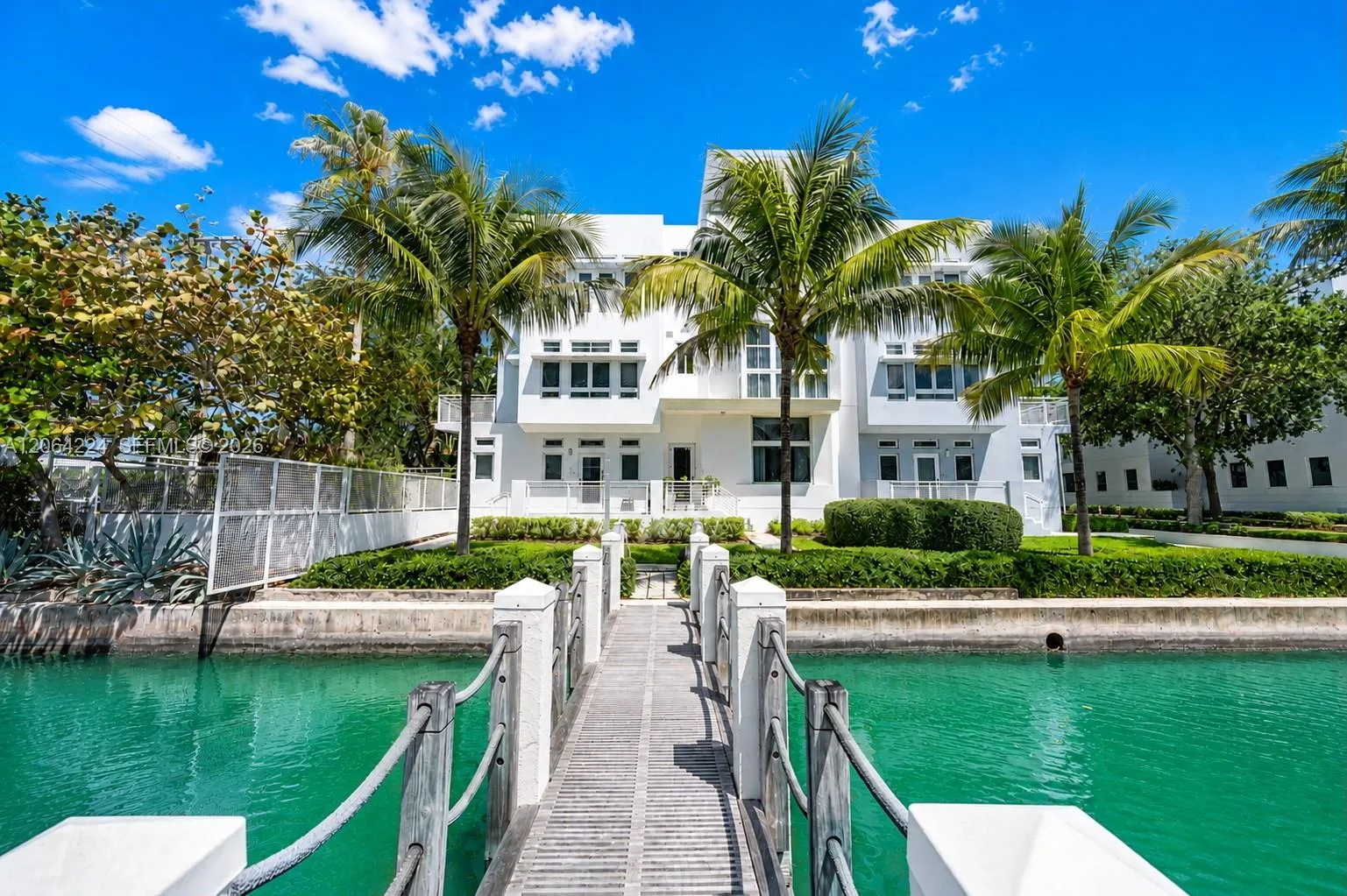 Foto de propiedad en 6203 Laguna Path N, Miami Beach, FL 33141 Miami Beach con MLS# 
