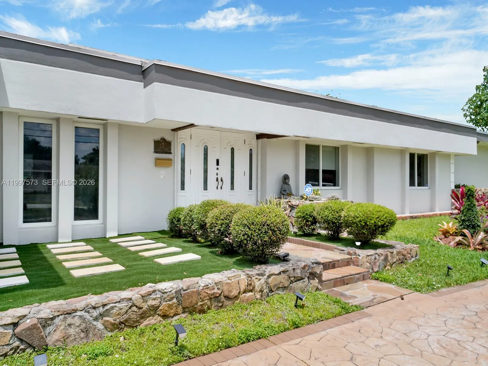 Foto de propiedad en 621 E Tropical Way, Plantation, FL 33317 Plantation con MLS# 
