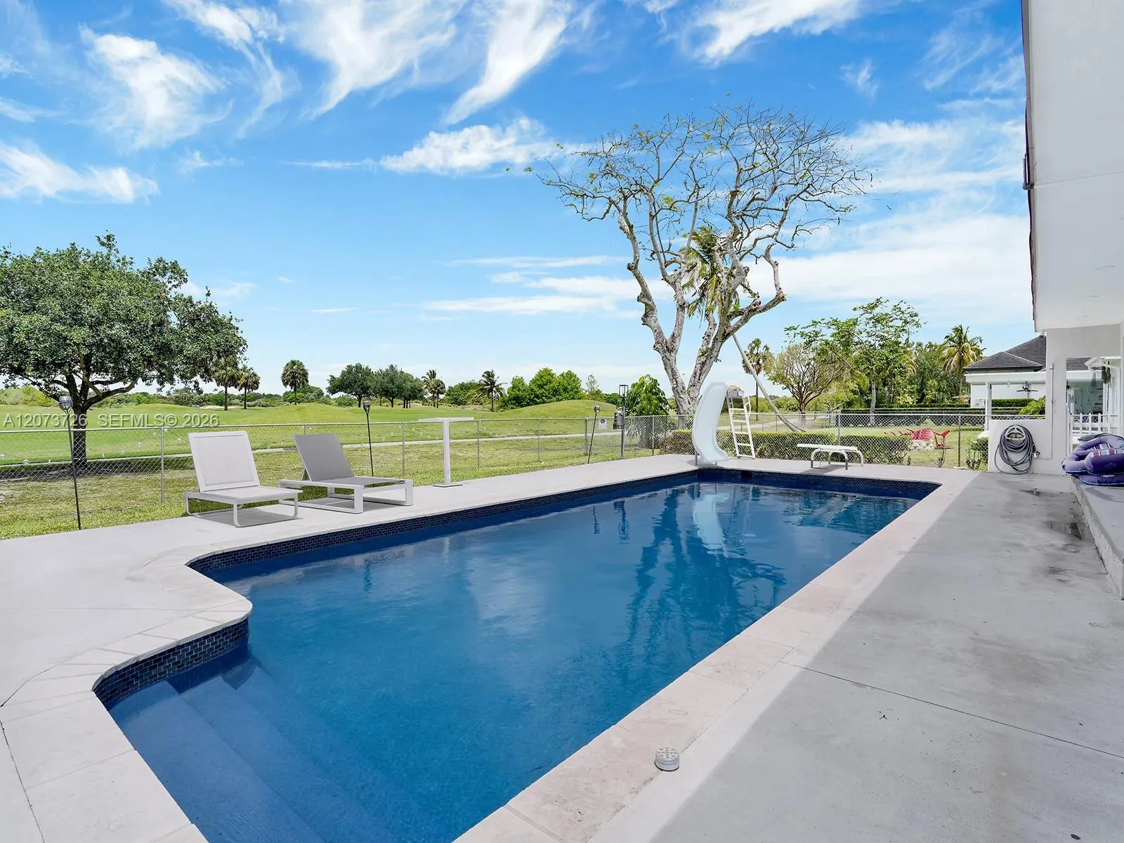 Foto de propiedad en 621 E Tropical Way, Plantation, FL 33317 Plantation con MLS# 
