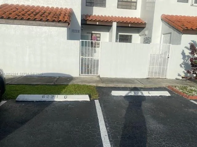 Foto de propiedad en 6221 SW 138th Court D, Miami, FL 33183 Miami con MLS# 