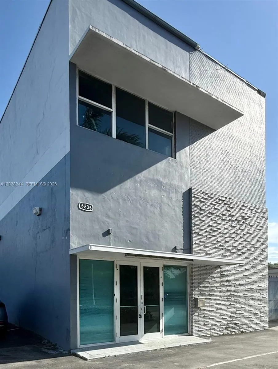 Foto de propiedad en 6236 Miramar Parkway, Miramar, FL 33023 Miramar con MLS# 