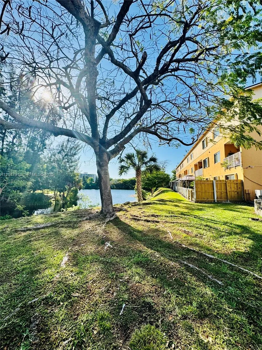 Foto de propiedad en 6245 Kendale Lakes Circle 208, Miami, FL 33183 Miami con MLS# 