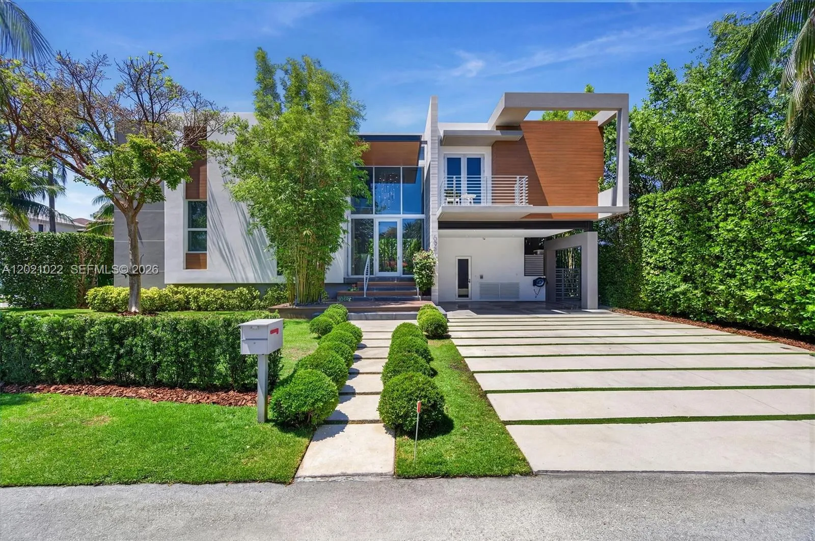 Foto de propiedad en 625 Curtiswood Drive, Key Biscayne, FL 33149 Key Biscayne con MLS# 