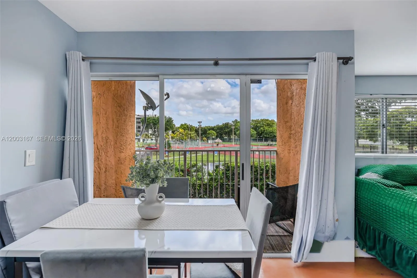Foto de propiedad en 6255 Kendale Lakes Circle 218, Miami, FL 33183 Miami con MLS# 