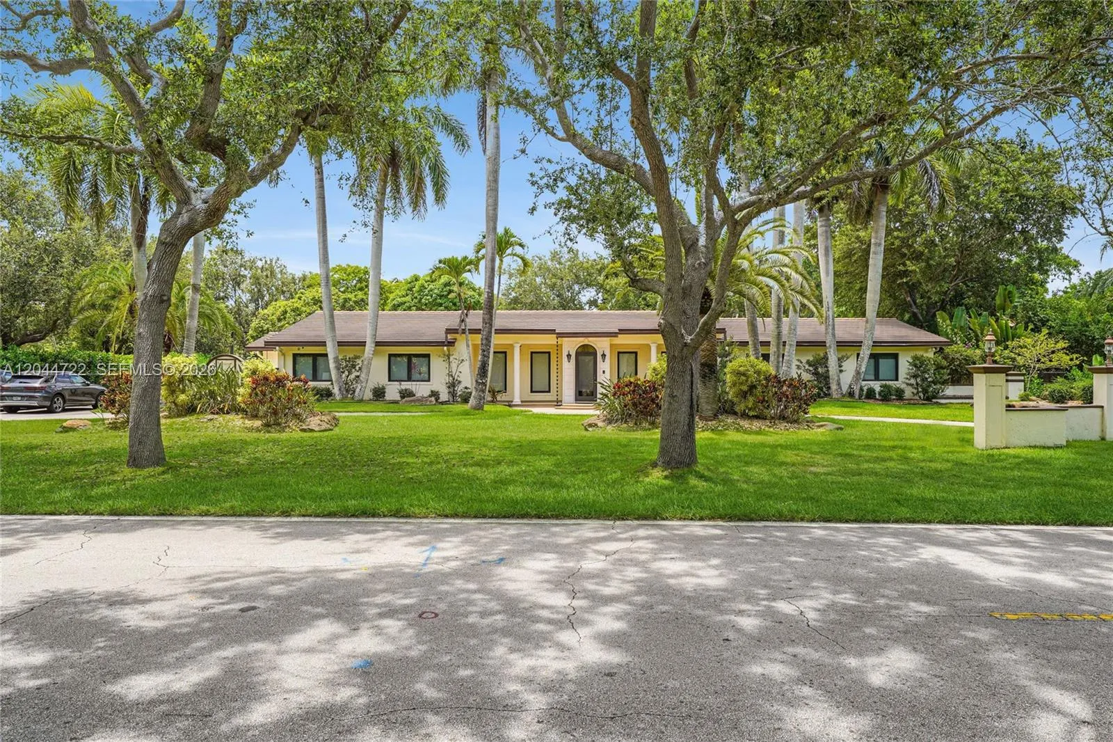 Foto de propiedad en 6255 SW 120th Street, Pinecrest, FL 33156 Pinecrest con MLS# 