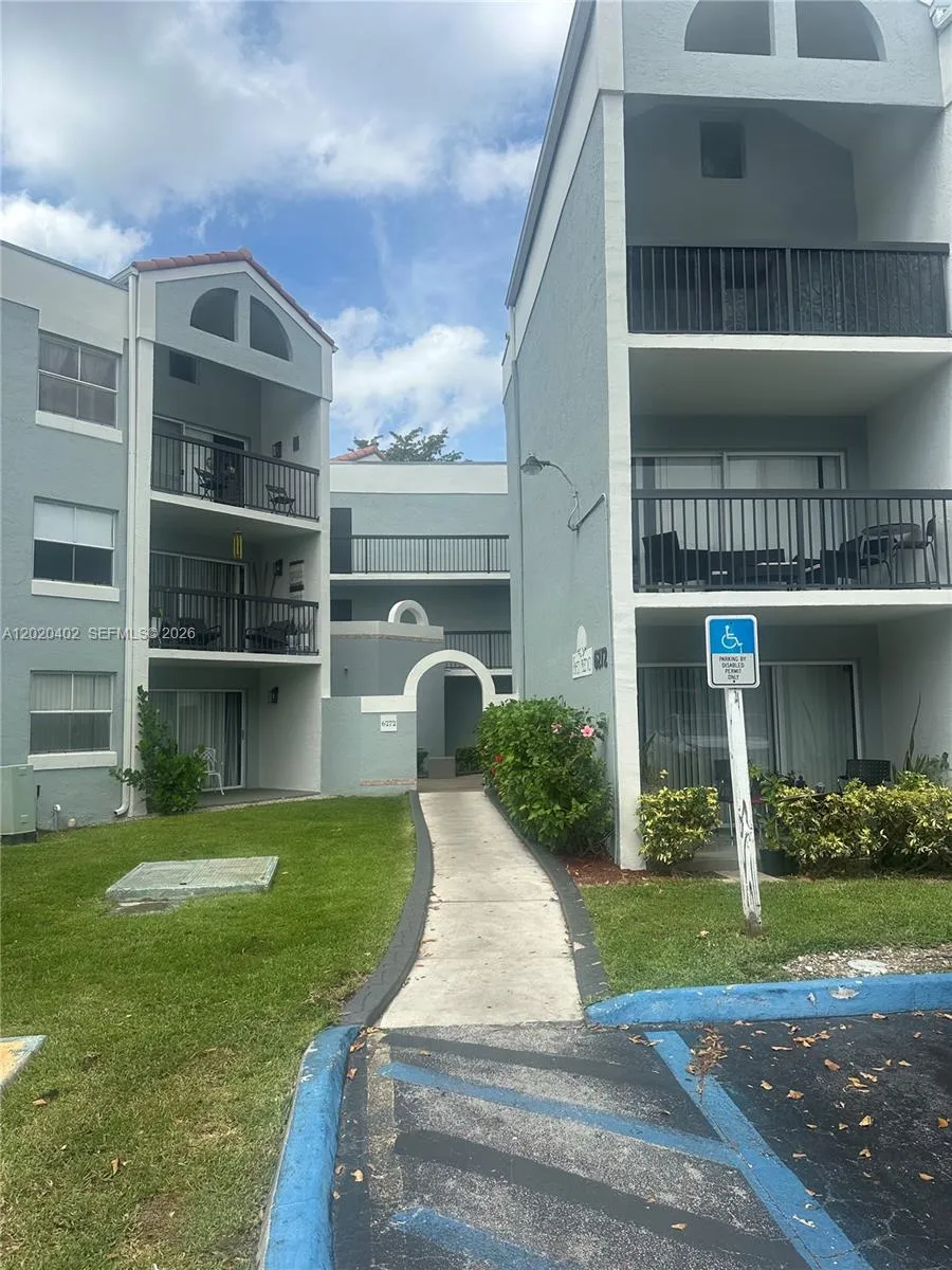 Foto de propiedad en 6272 NW 186th Street 212, Hialeah, FL 33015 Hialeah con MLS# 