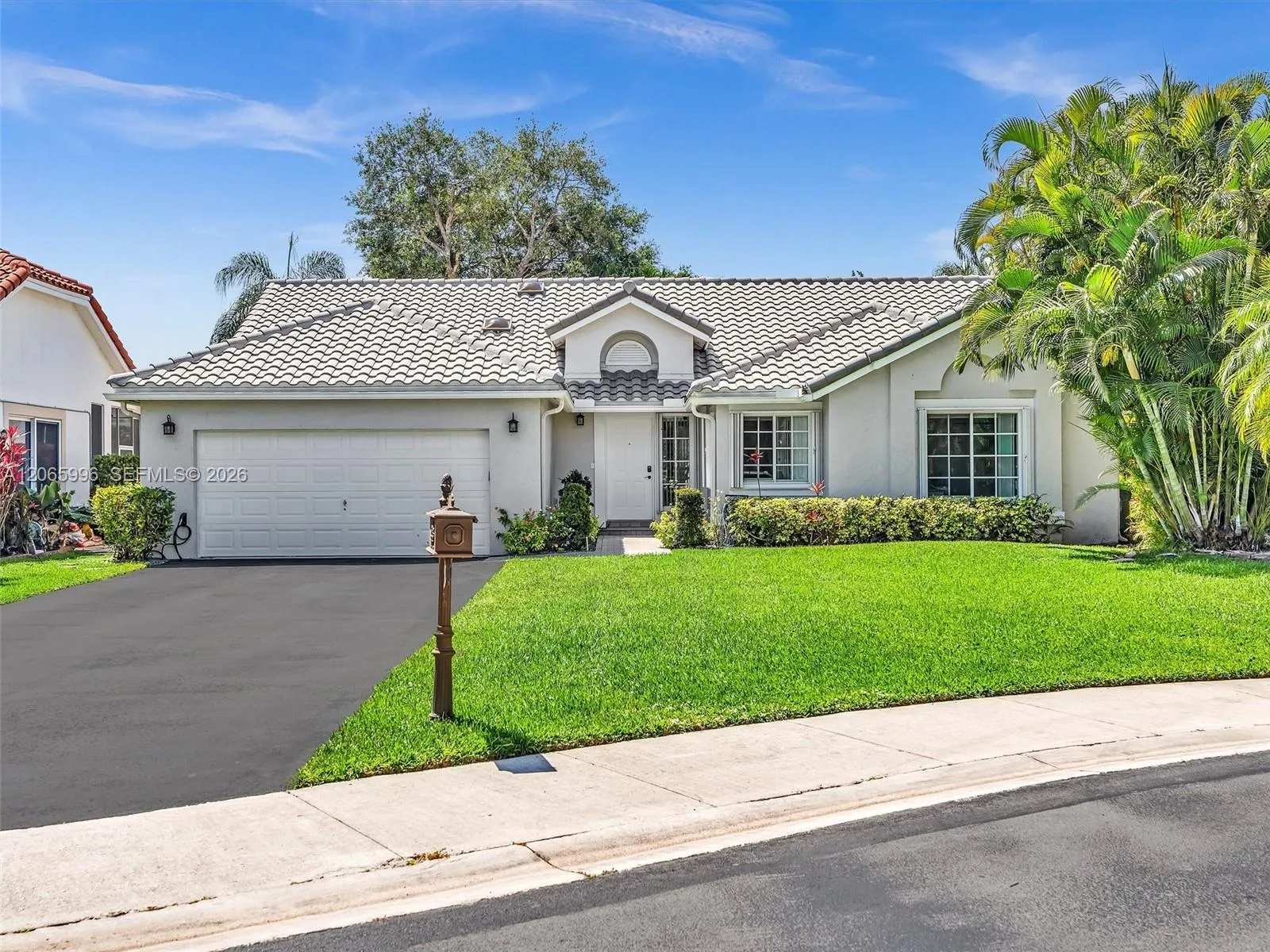 Foto de propiedad en 629 Spinnaker, Weston, FL 33326 Weston con MLS# 