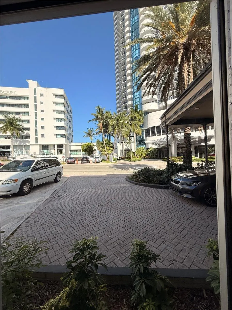 Foto de propiedad en 6300 Collins Avenue, Miami Beach, FL 33141 Miami Beach con MLS# 