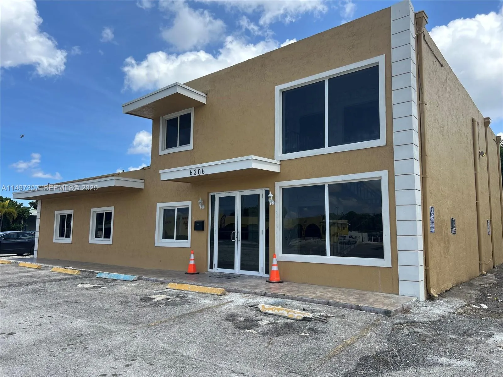 Foto de propiedad en 6300 Pembroke Road, Miramar, FL 33023 Miramar con MLS# 
