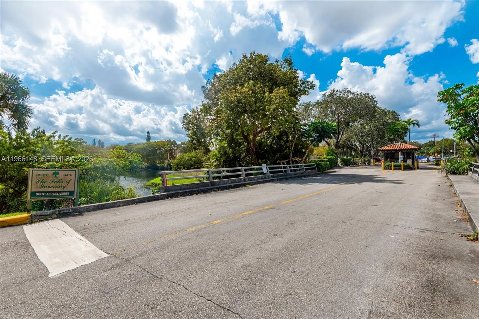 Foto de propiedad en 6301 N Fall Circle Drive 213, Lauderhill, FL 33319 Lauderhill con MLS# 