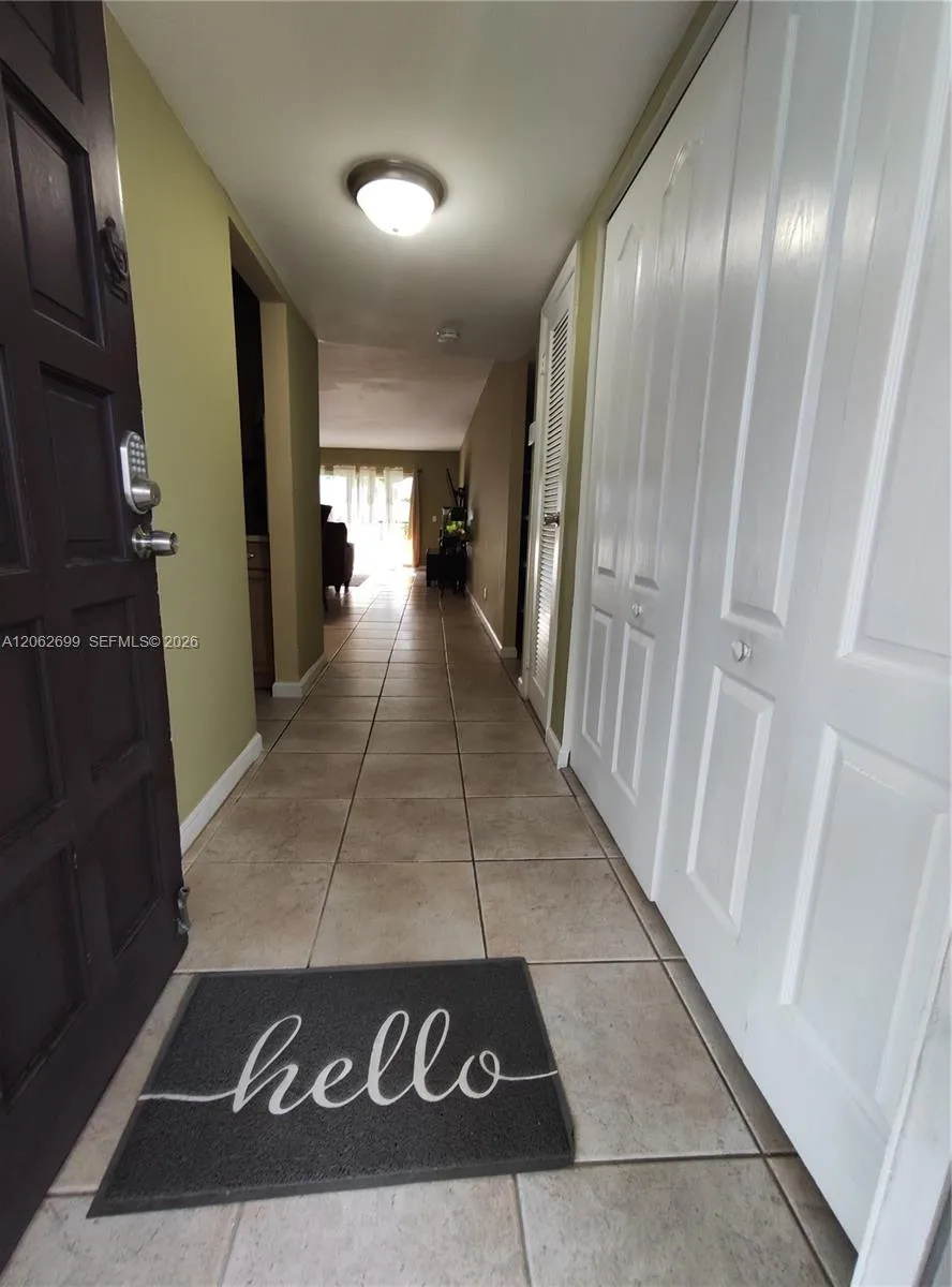 Foto de propiedad en 6301 N Fall Circle Drive 410, Lauderhill, FL 33319 Lauderhill con MLS# 