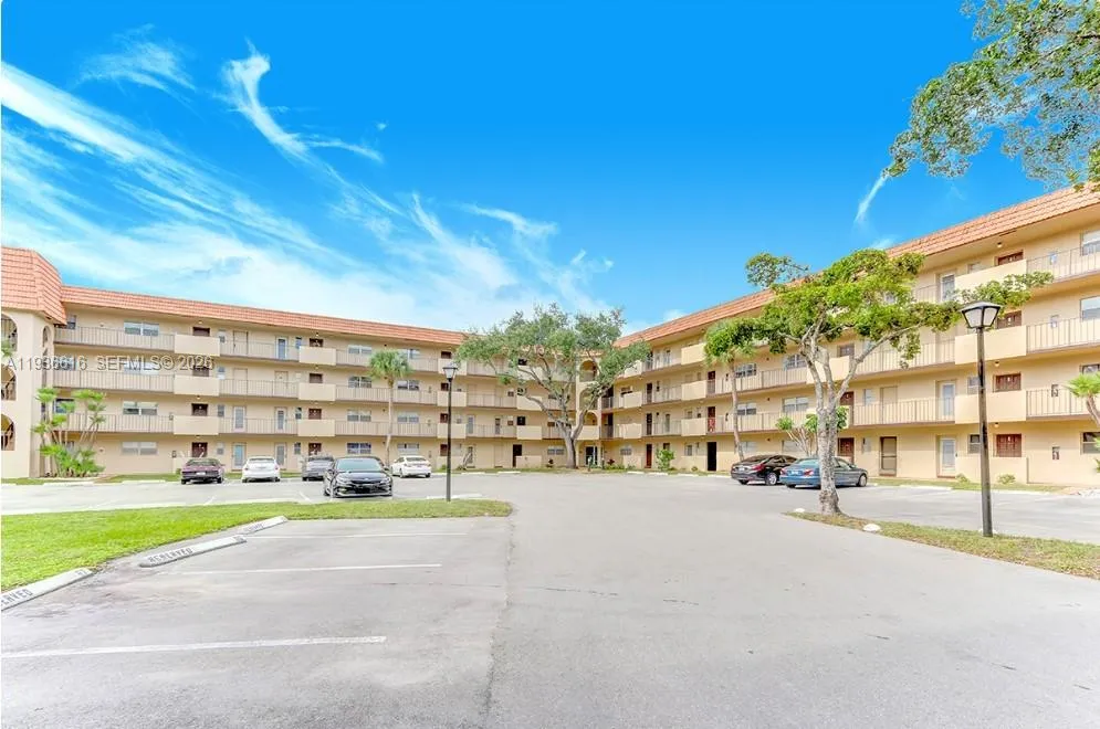 Foto de propiedad en 6301 N Falls Cir Drive 313, Lauderhill, FL 33319 Lauderhill con MLS# 