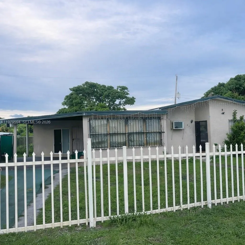 Foto de propiedad en 631 Jann Avenue, Opa-Locka, FL 33054 Opa-Locka con MLS# 