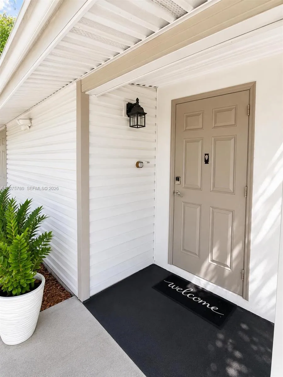 Foto de propiedad en 633 Mokena Drive 1, Miami Springs, FL 33166 Miami Springs con MLS# 