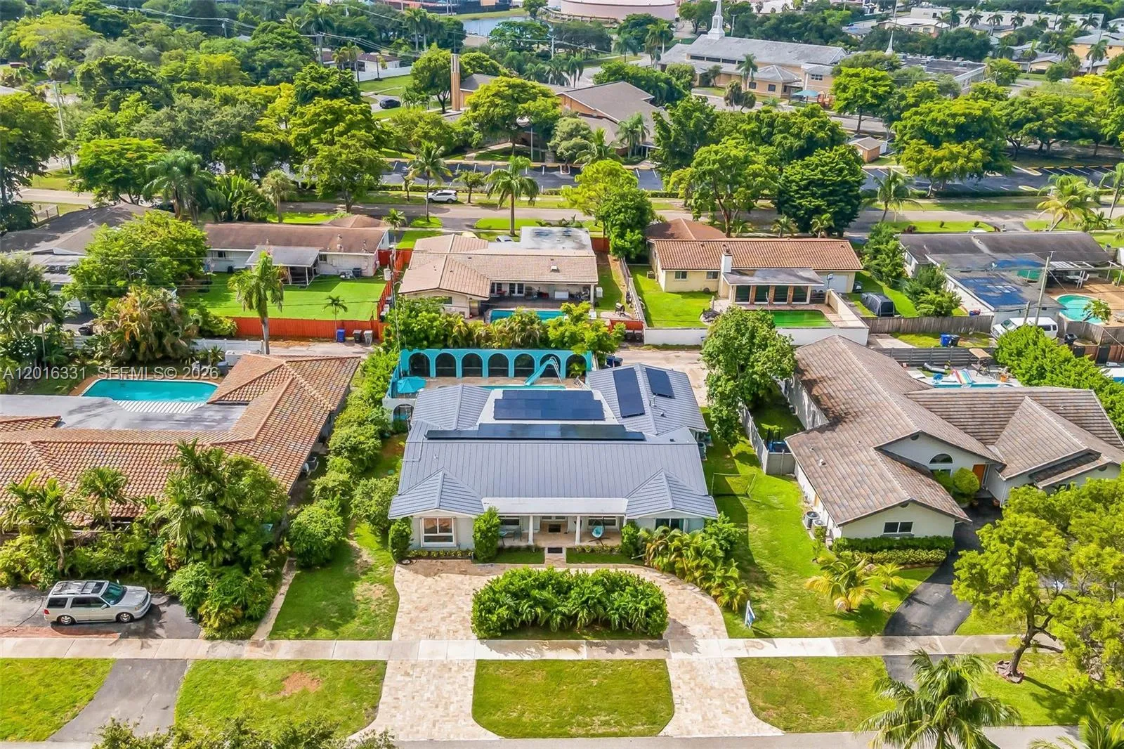 Foto de propiedad en 633 N Crescent Drive, Hollywood, FL 33021 Hollywood con MLS# 