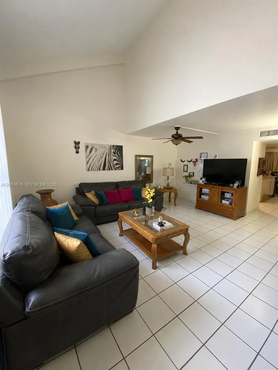 Foto de propiedad en 633 N University Drive 14, Plantation, FL 33324 Plantation con MLS# 