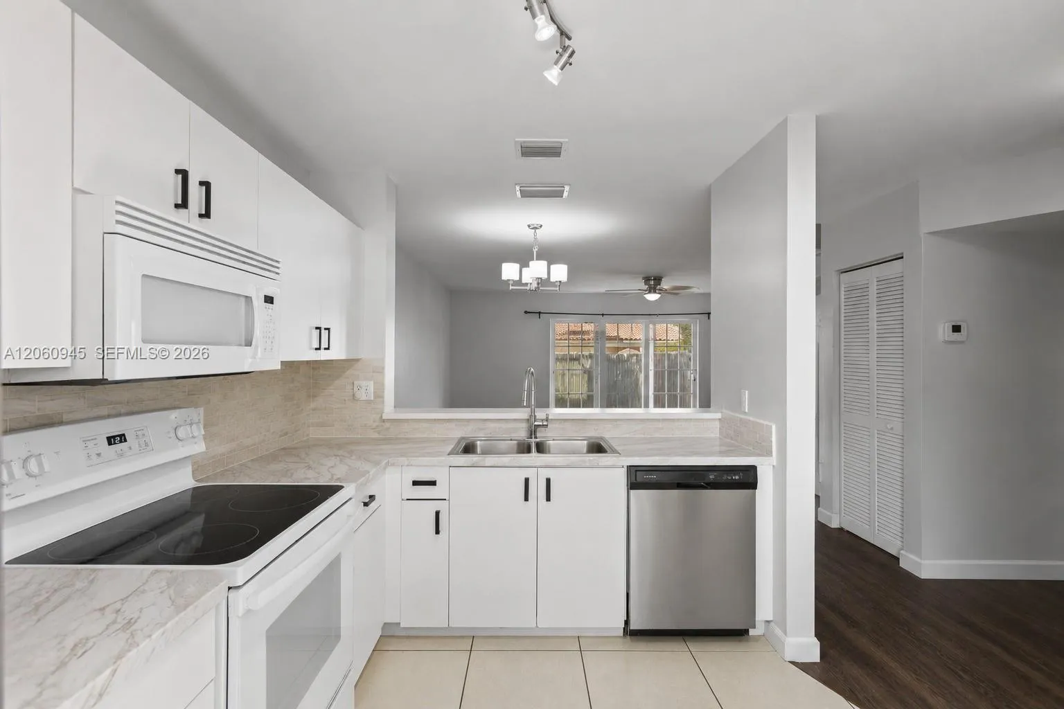 Foto de propiedad en 634 NW 208th Drive, Pembroke Pines, FL 33029 Pembroke Pines con MLS# 