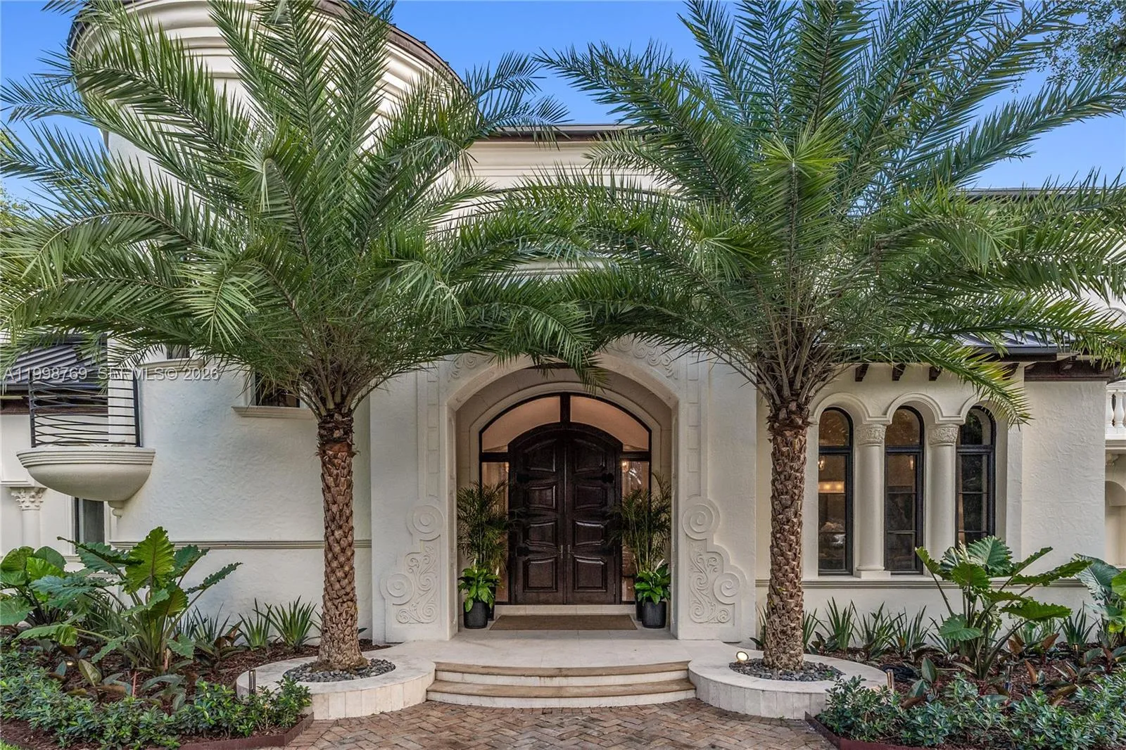 Foto de propiedad en 6350 SW 107th Street, Pinecrest, FL 33156 Pinecrest con MLS# 
