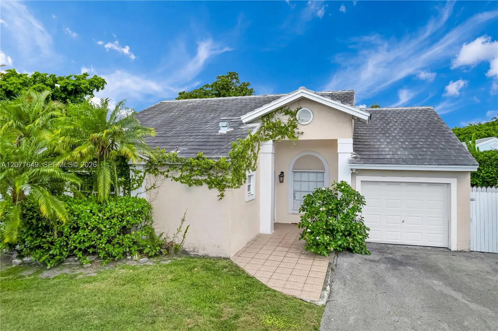 Foto de propiedad en 6352 SW 112th Place, Miami, FL 33173 Miami con MLS# 