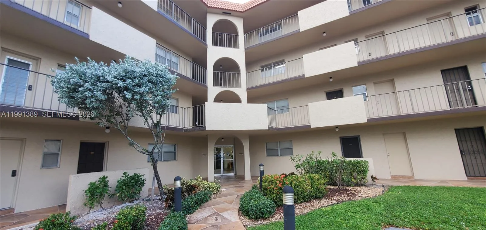 Foto de propiedad en 6361 N Falls Cir Drive 106, Lauderhill, FL 33319 Lauderhill con MLS# 