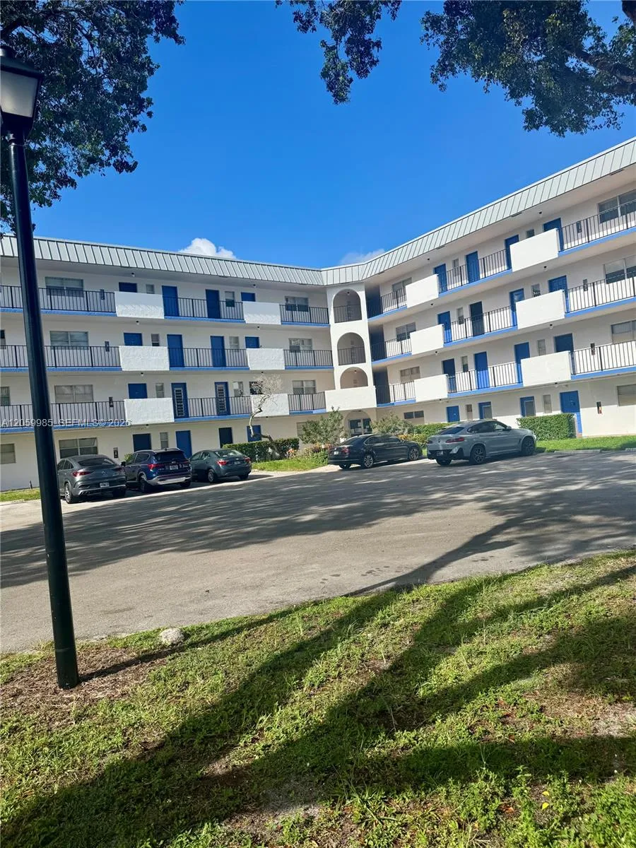 Foto de propiedad en 6361 N Falls Cir Drive 311, Lauderhill, FL 33319 Lauderhill con MLS# 
