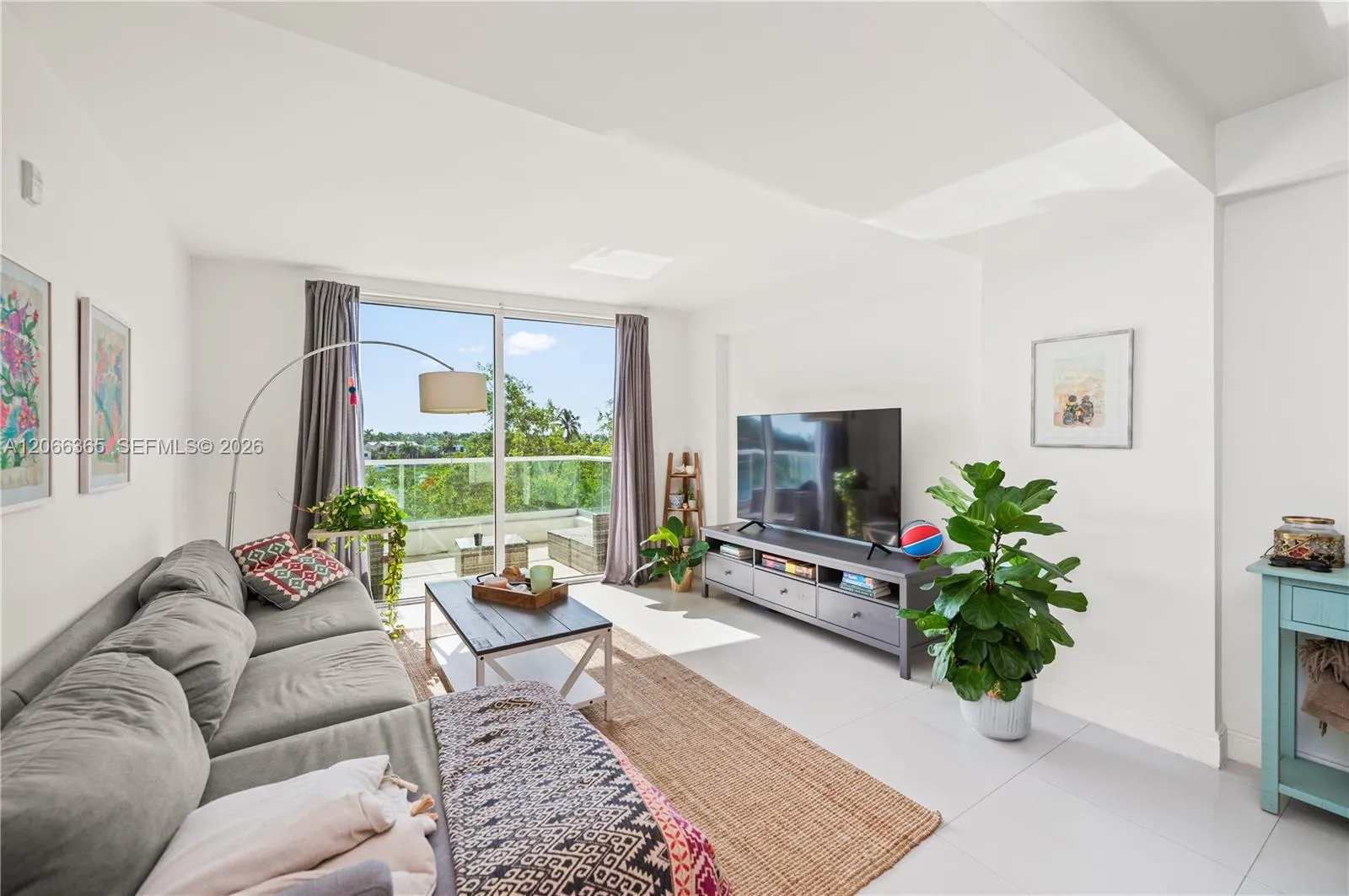 Foto de propiedad en 6362 Collins Avenue 411, Miami Beach, FL 33141 Miami Beach con MLS# 