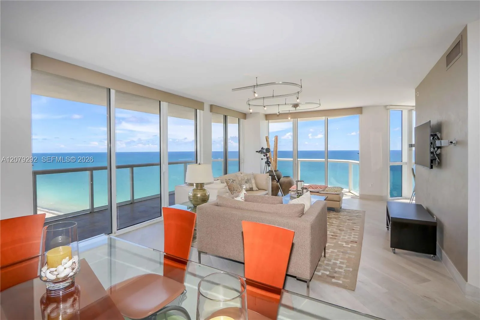 Foto de propiedad en 6365 Collins Avenue 2401, Miami Beach, FL 33141 Miami Beach con MLS# 