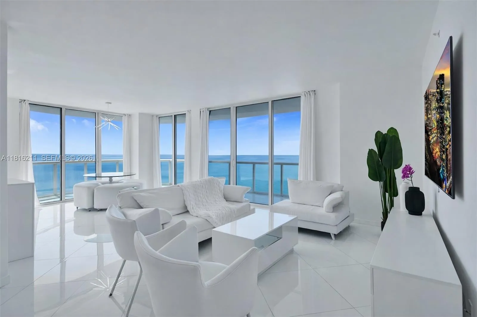 Foto de propiedad en 6365 Collins Avenue 2403, Miami Beach, FL 33141 Miami Beach con MLS# 