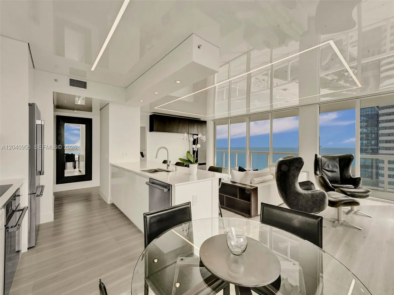 Foto de propiedad en 6365 Collins Avenue 2407, Miami Beach, FL 33141 Miami Beach con MLS# 