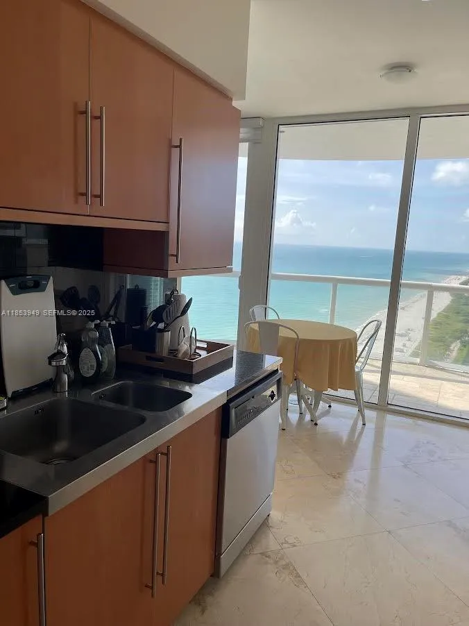 Foto de propiedad en 6365 Collins Avenue 3404, Miami Beach, FL 33141 Miami Beach con MLS# 