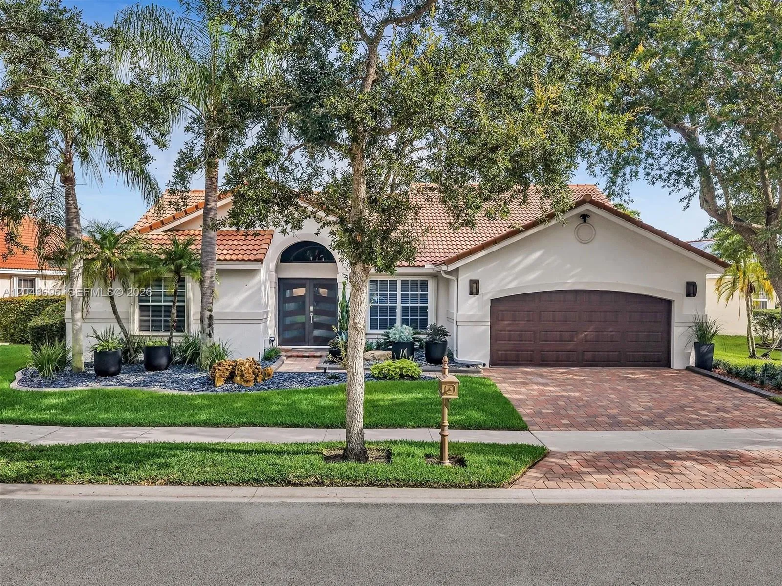 Foto de propiedad en 639 Verona Place, Weston, FL 33326 Weston con MLS# 