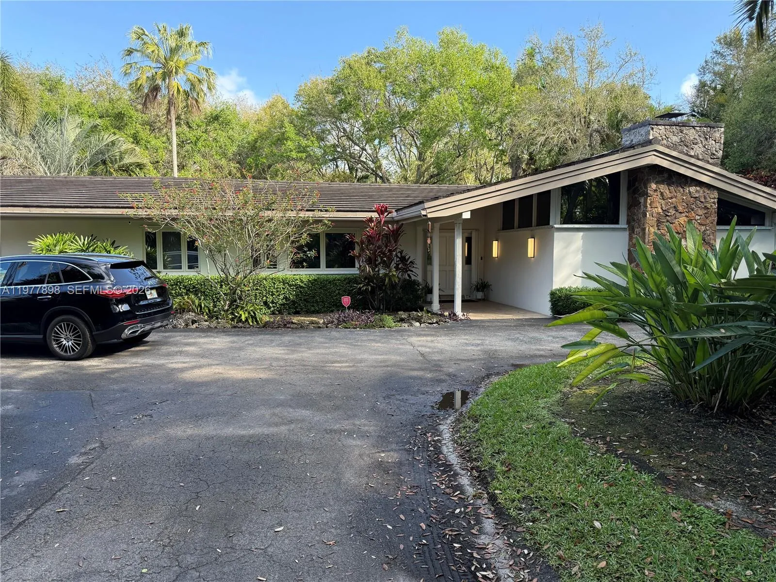 Foto de propiedad en 6399 SW 100th Street, Pinecrest, FL 33156 Pinecrest con MLS# 