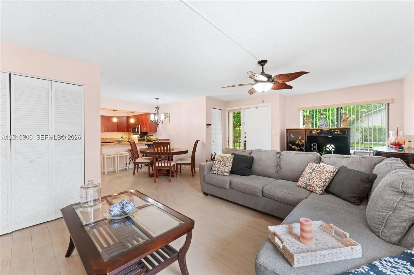 Foto de propiedad en 64 Wimbledon Lake Drive 64, Plantation, FL 33324 Plantation con MLS# 