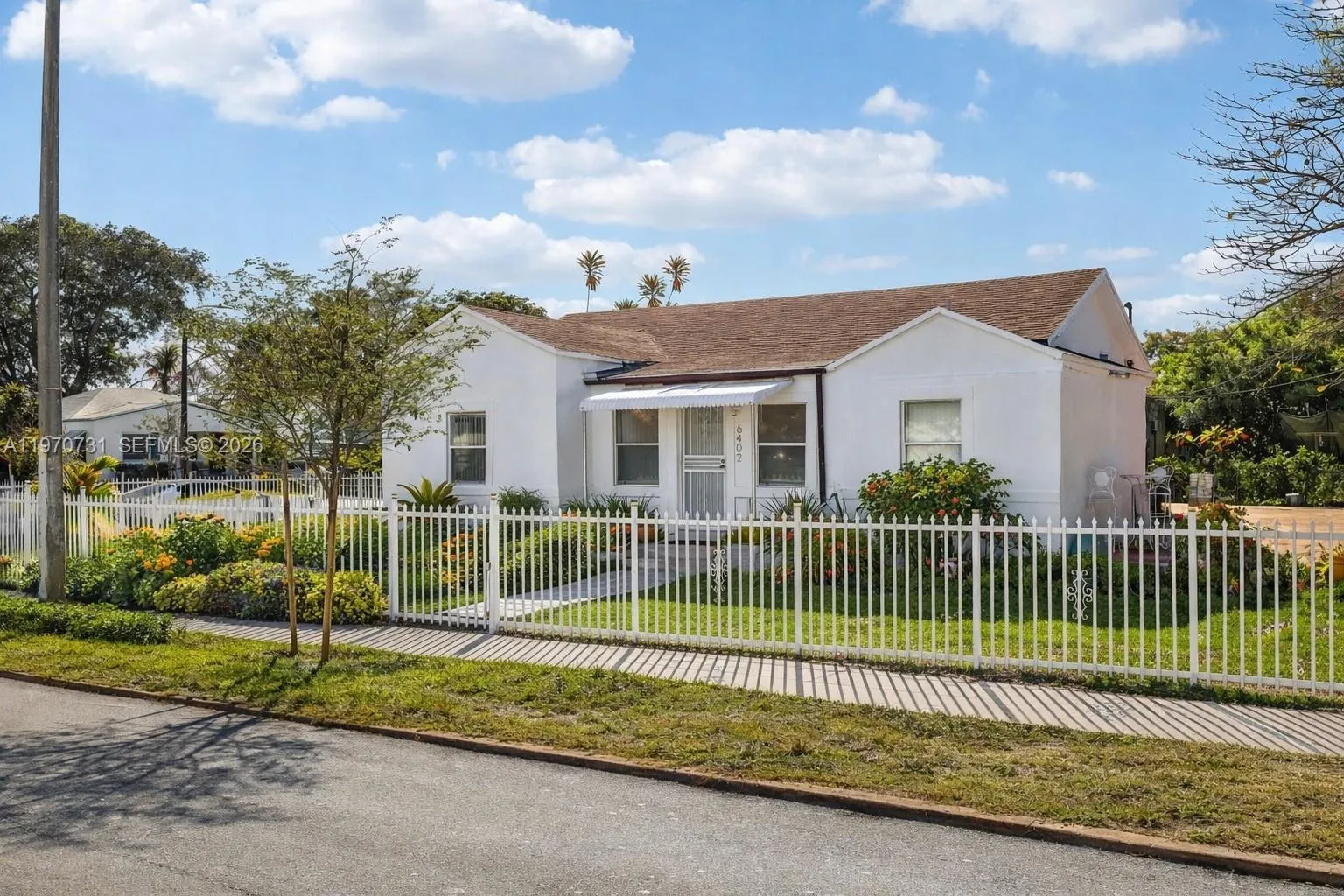 Foto de propiedad en 6402 NW 8th Avenue, Miami, FL 33150 Miami con MLS# 