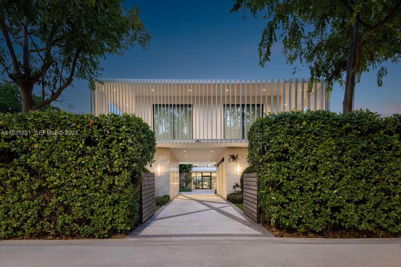 Foto de propiedad en 6411 Allison Road, Miami Beach, FL 33141 Miami Beach con MLS# 