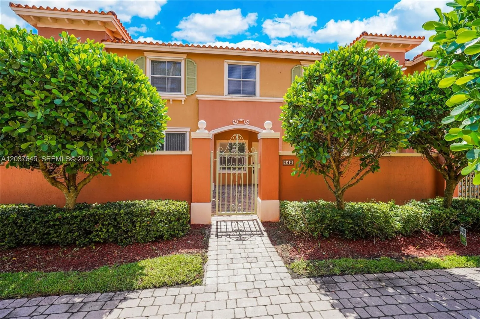 Foto de propiedad en 642 SW 106th Avenue 1514, Pembroke Pines, FL 33025 Pembroke Pines con MLS# 