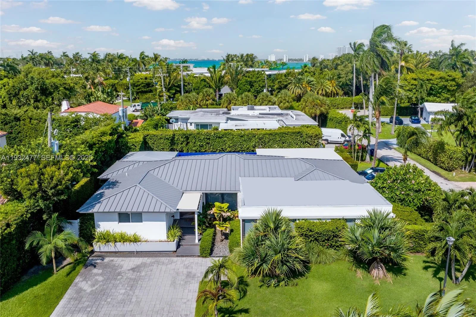 Foto de propiedad en 6420 Pinetree Drive Circle, Miami Beach, FL 33141 Miami Beach con MLS# 