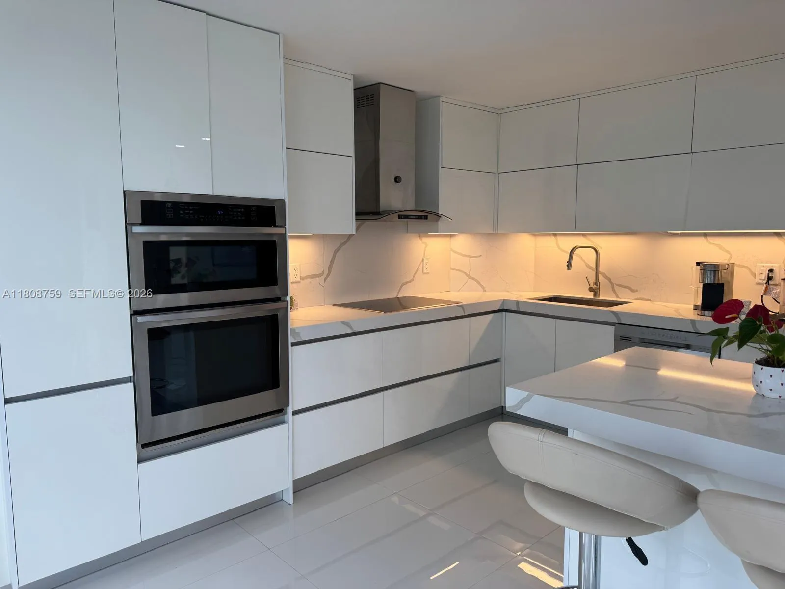 Foto de propiedad en 6423 Collins Avenue 1001, Miami Beach, FL 33141 Miami Beach con MLS# 
