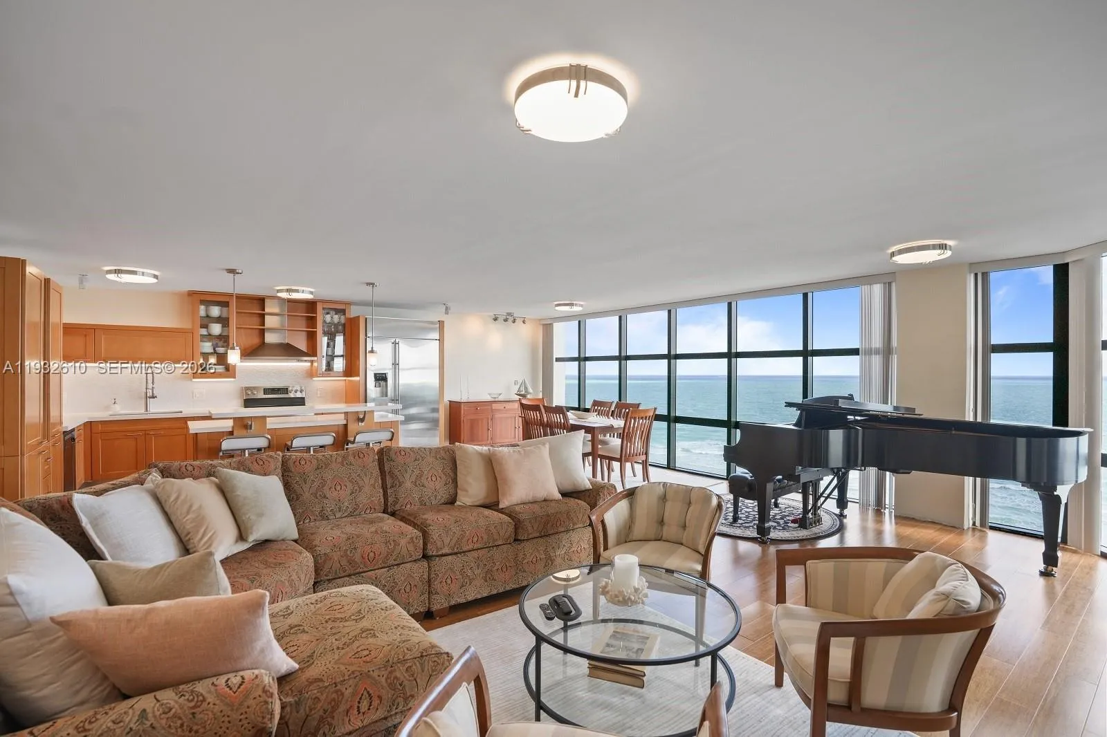 Foto de propiedad en 6423 Collins Avenue 1005, Miami Beach, FL 33141 Miami Beach con MLS# 