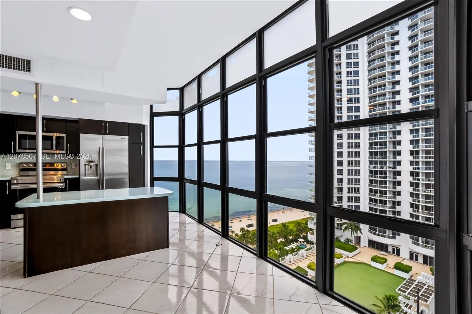 Foto de propiedad en 6423 Collins Avenue 1702, Miami Beach, FL 33141 Miami Beach con MLS# 