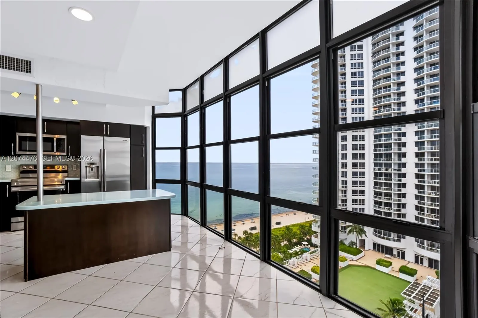 En Renta 6423 Collins Avenue 1702, Miami Beach, FL 33141, Miami Beach, FL 33141