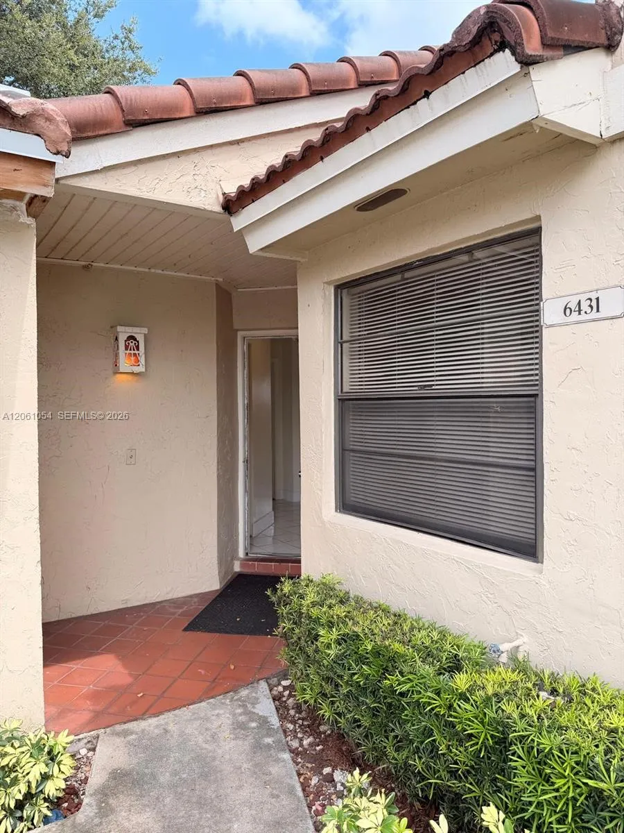 Foto de propiedad en 6431 NW 171st Street, Hialeah, FL 33015 Hialeah con MLS# 