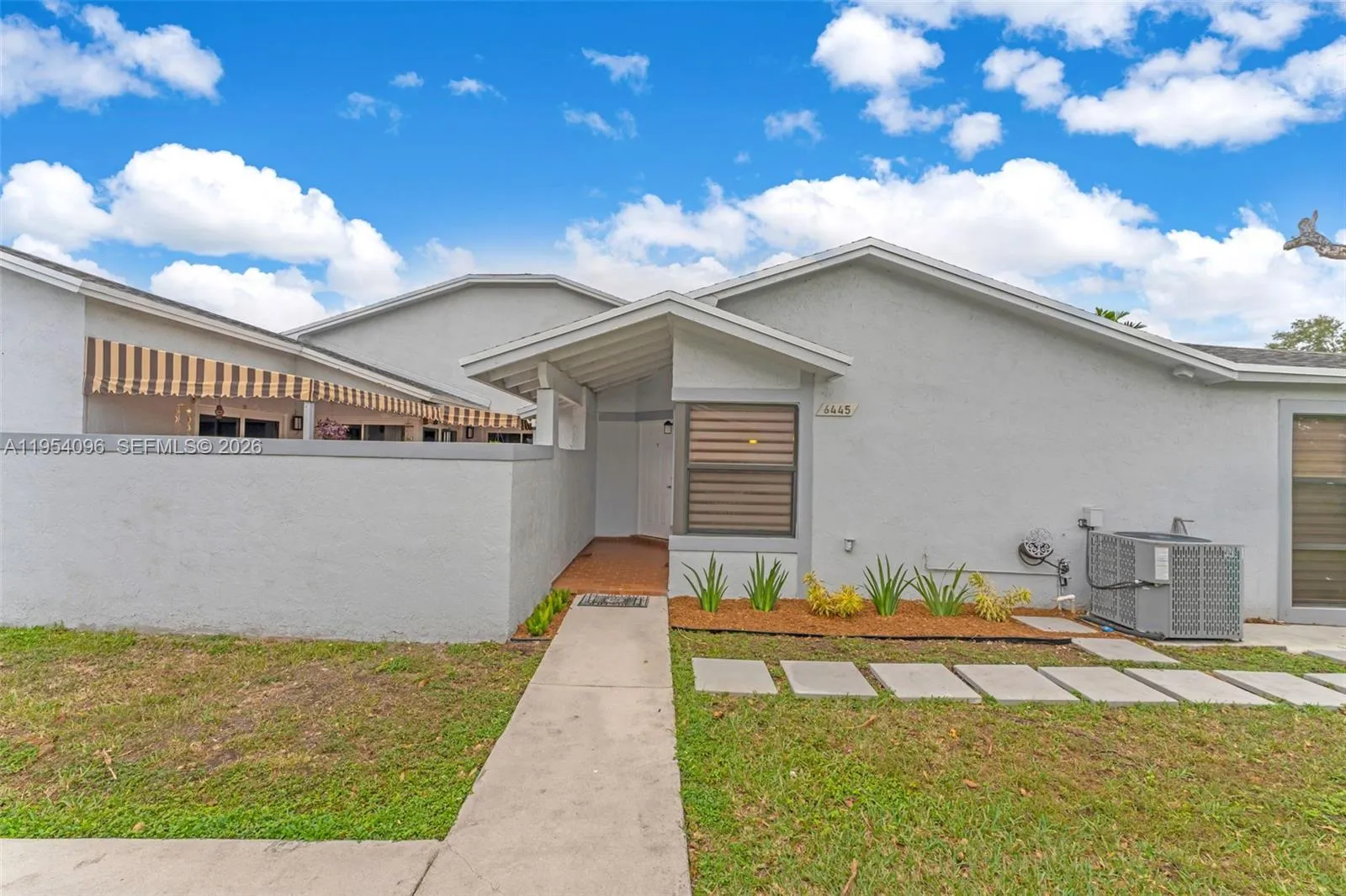 Foto de propiedad en 6445 SW 152nd Place 6-45, Miami, FL 33193 Miami con MLS# 