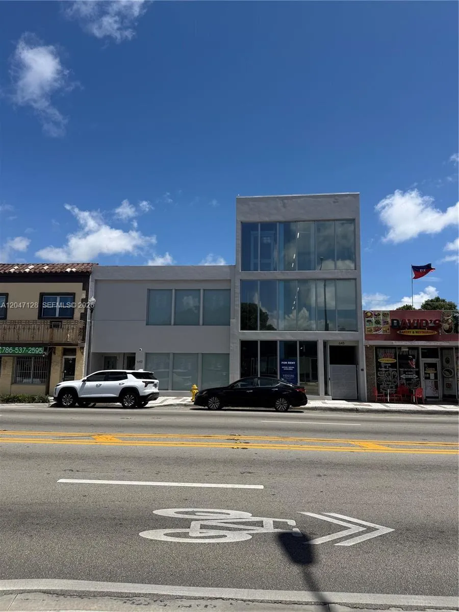 Foto de propiedad en 645 NE 125th Street A-G, North Miami, FL 33161 North Miami con MLS# 