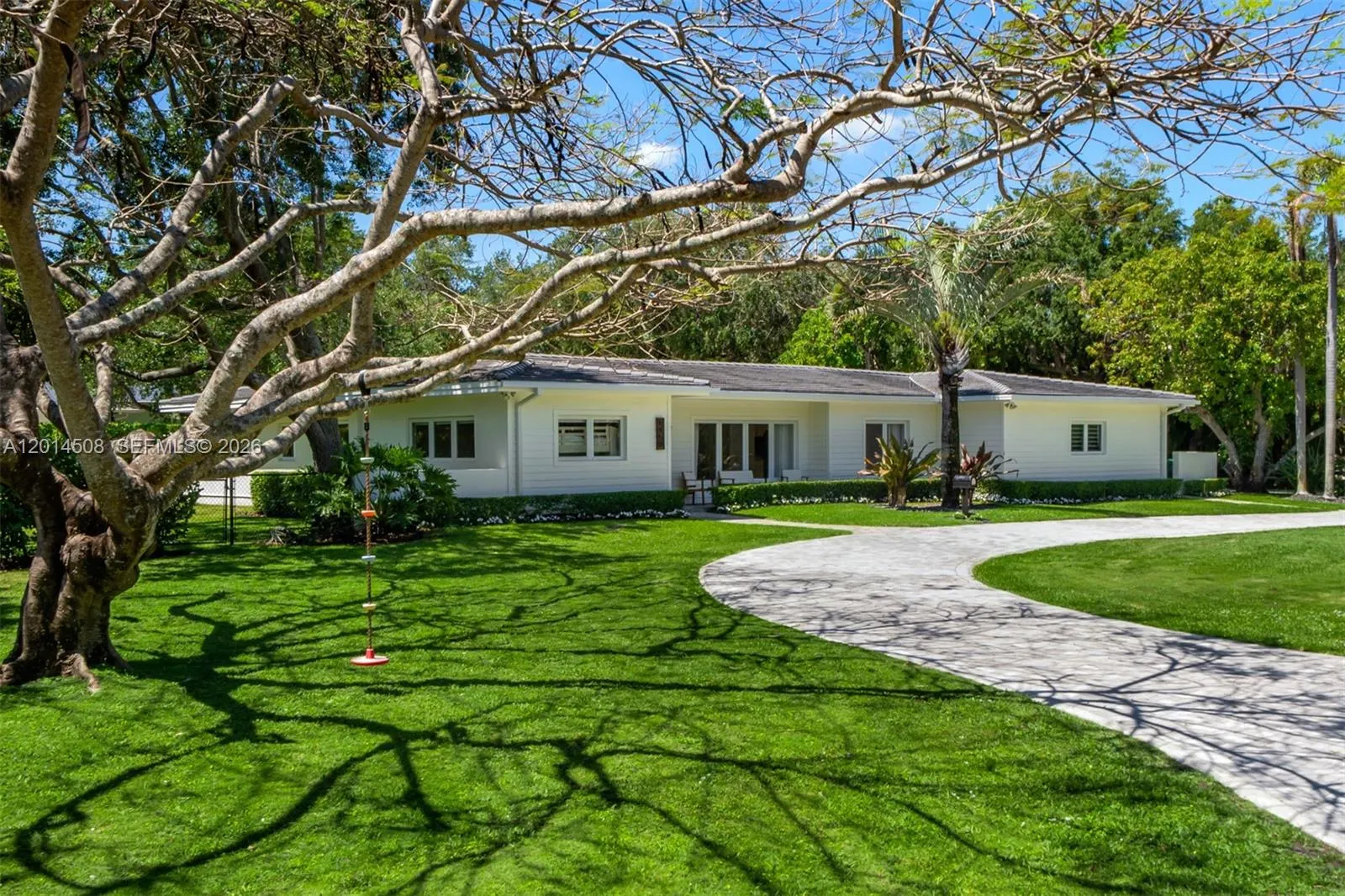 Foto de propiedad en 6450 SW 128th Street, Pinecrest, FL 33156 Pinecrest con MLS# 