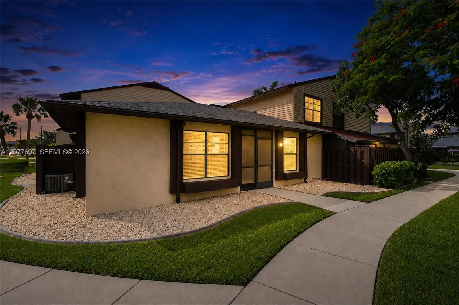 Foto de propiedad en 646 SE 12th Court 17, Cape Coral, FL 33990 Cape Coral con MLS# 